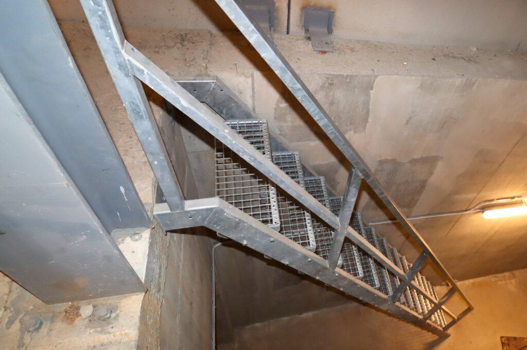 horganyzott egyeneskaru lepcso 1